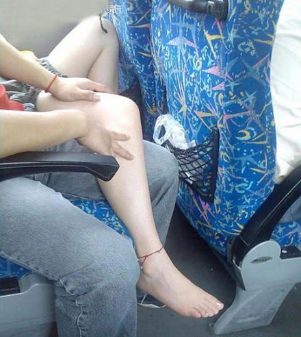我也好怀念,坐公司班车无聊的时候,摸同事大腿。